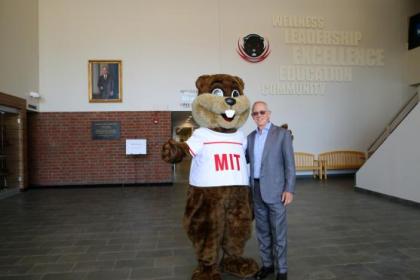 President Rafael Reif poses with Tim the Beaver at Graduate Student Orientation 2022